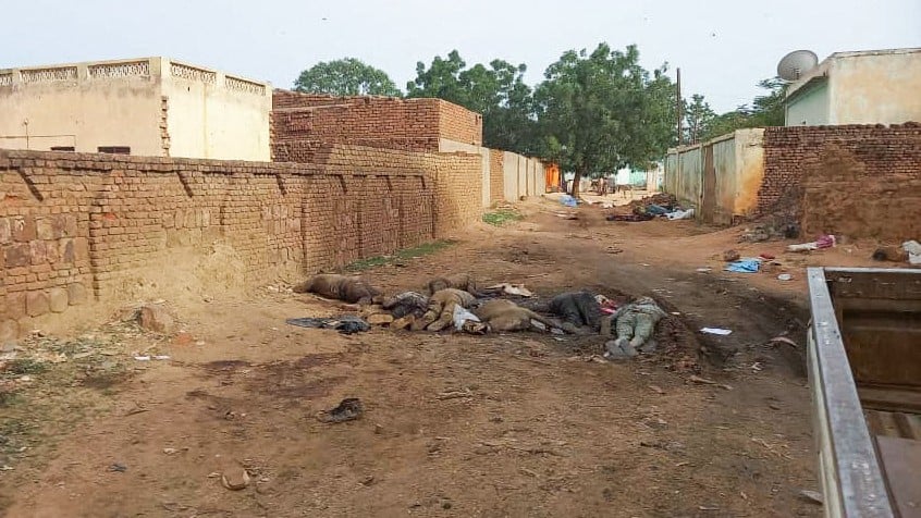 Bodies strewn outdoors near houses in el-Geneina, 16 June (AFP)