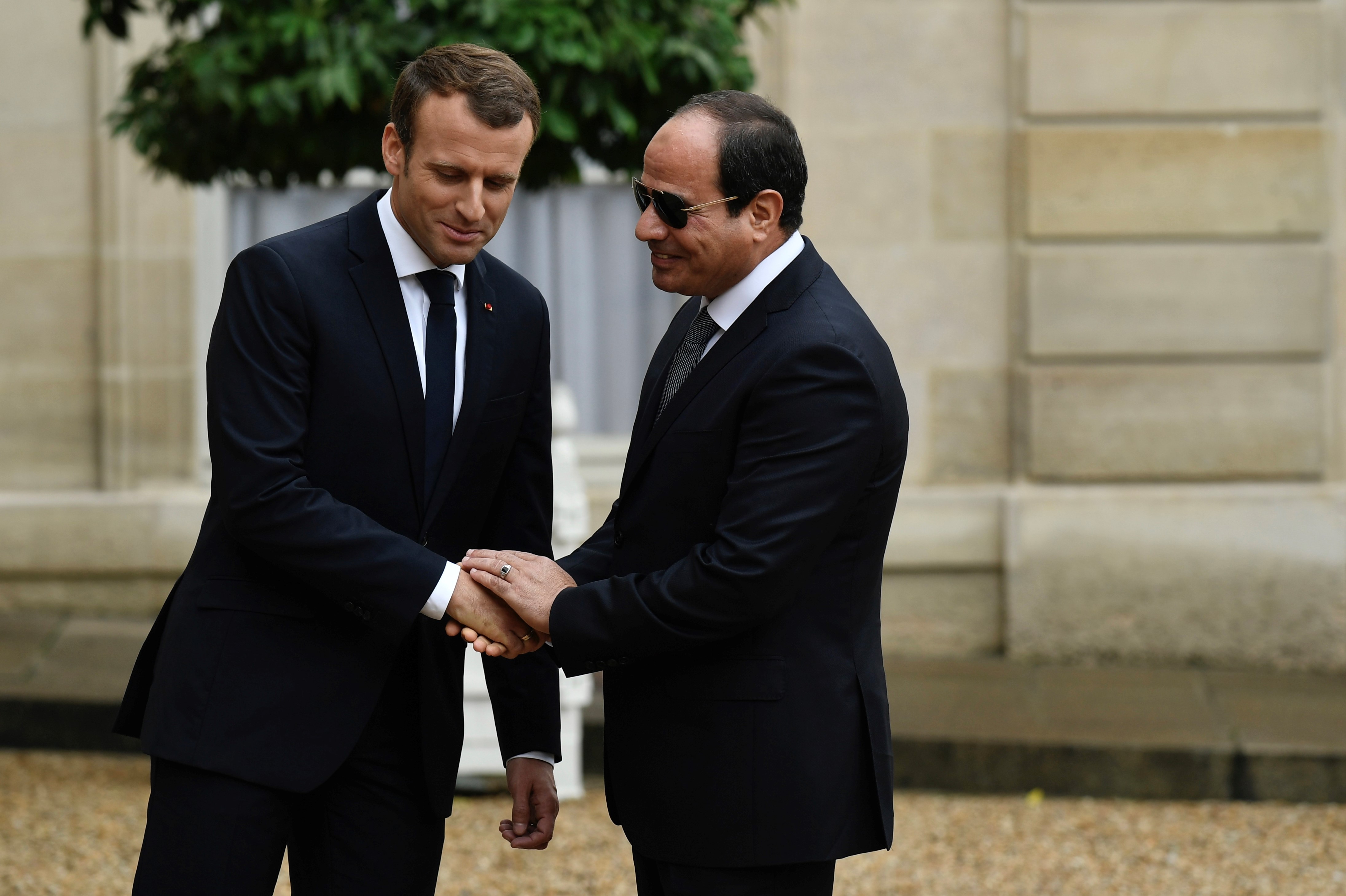French President Emmanuel Macron (L) shakes hands with Egypt's President Abdel Fattah al-Sisi upon his arrival ahead of talks at the Elysee Palace in Paris, on 24 October, 2017 (AFP)
