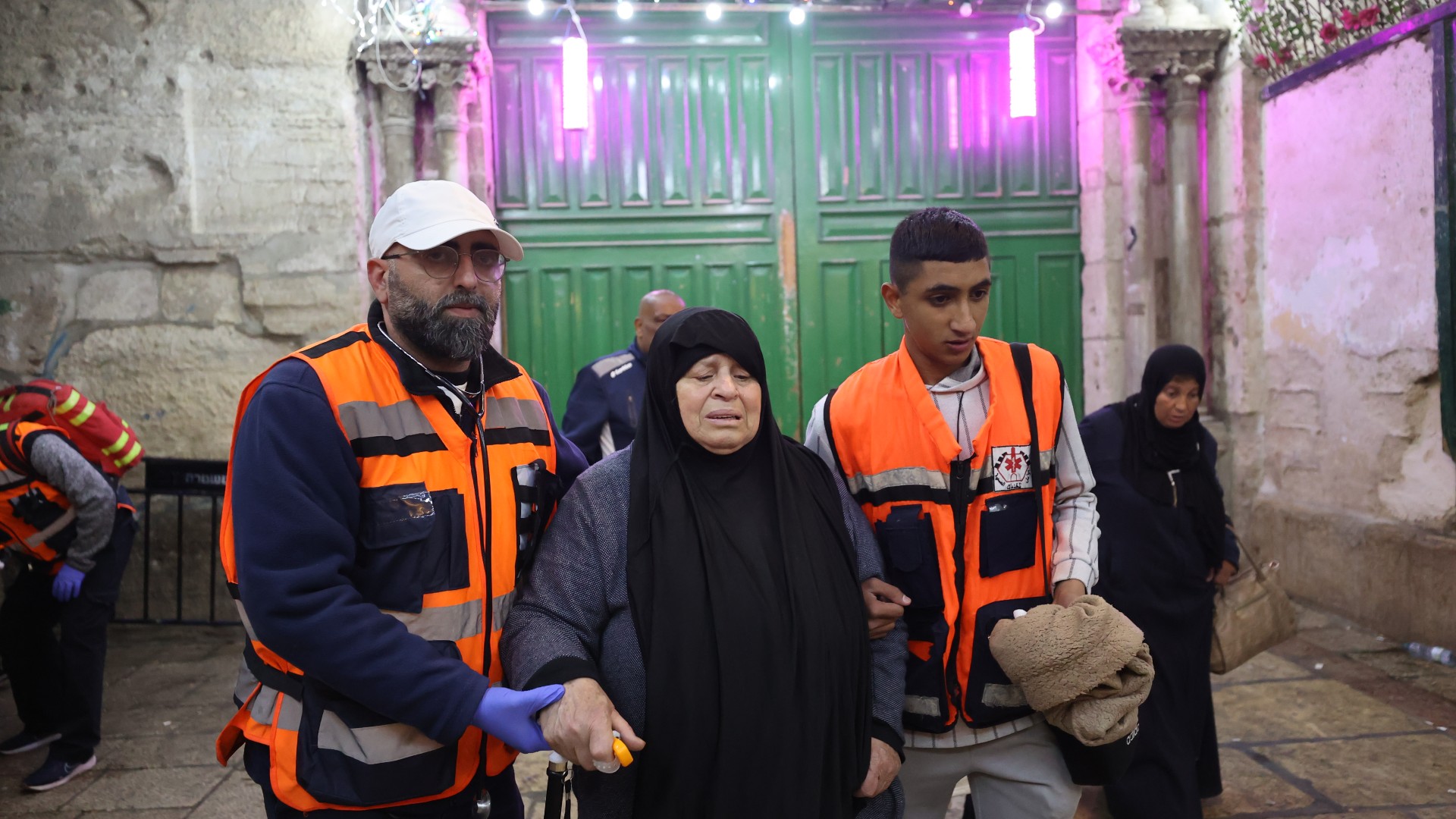 Palestinian medics help women caught up in the Israeli assault on Al-Aqsa Mosque by East Jerusalem's Chain Gate (Anadolu Agency)