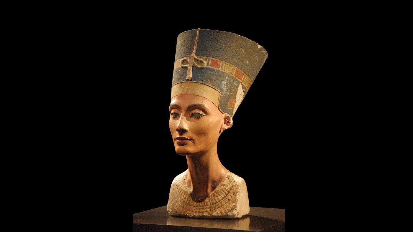 Nefertiti is depicted in this bust wearing eyeliner (Creative Commons)
