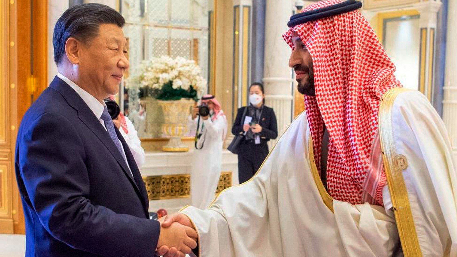  Saudi Crown Prince greets Chinese President Xi Jinping during the Gulf Cooperation Council (GCC) Summit in Riyadh on 9 December 2022 (AP)