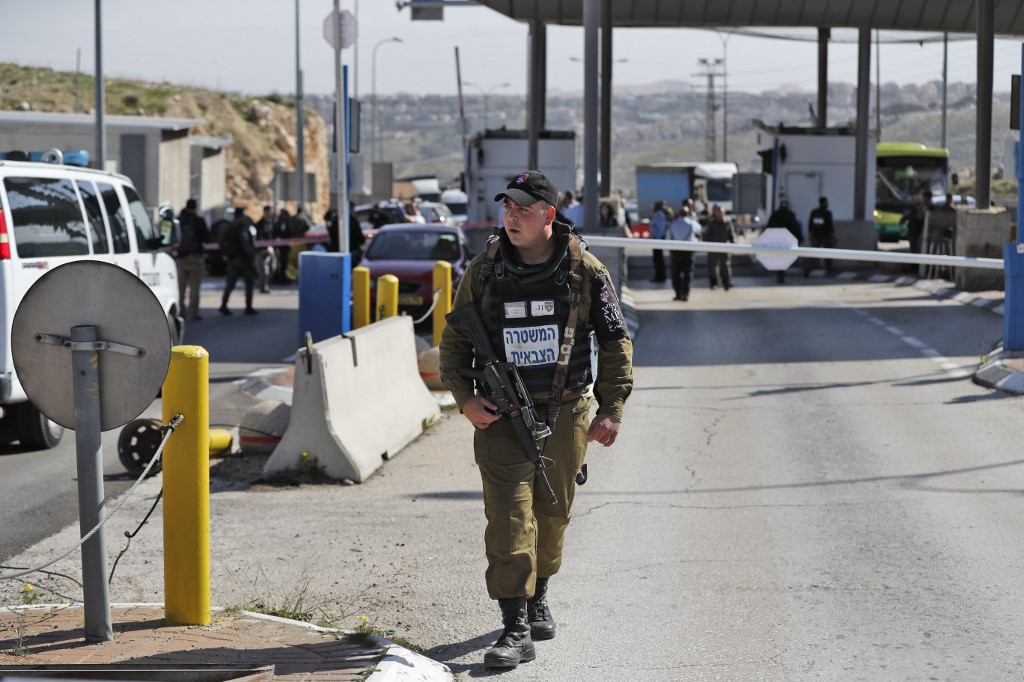 Israeli soldiers patrol al-Zaim checkpoint on the outskirts of Jerusalem on 30 January (AFP)