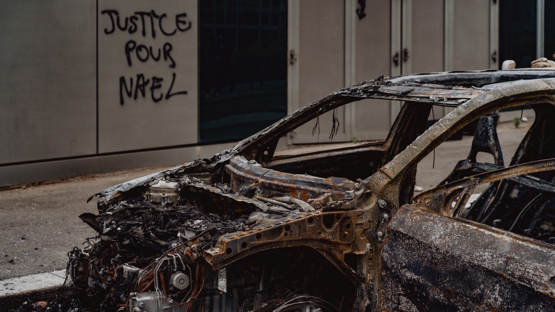 A torched car in Nanterre, 29 June (MEE/Alexandre Rito)