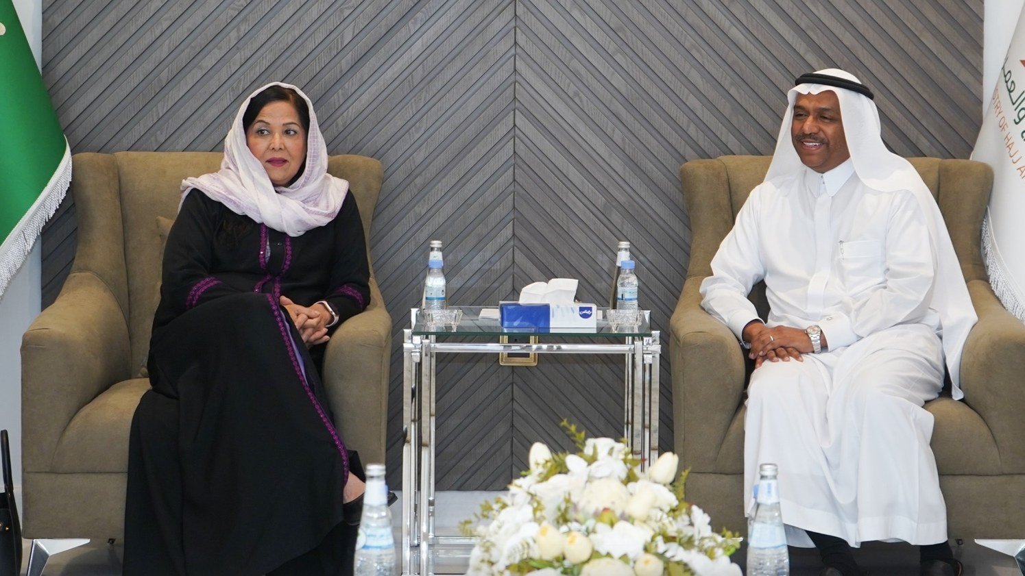 Yasmin Qureshi (L) with Saudi deputy minister Abdulfattah bin Sulaiman Mashat in Mecca in February (Ministry of Hajj and IUmrah)
