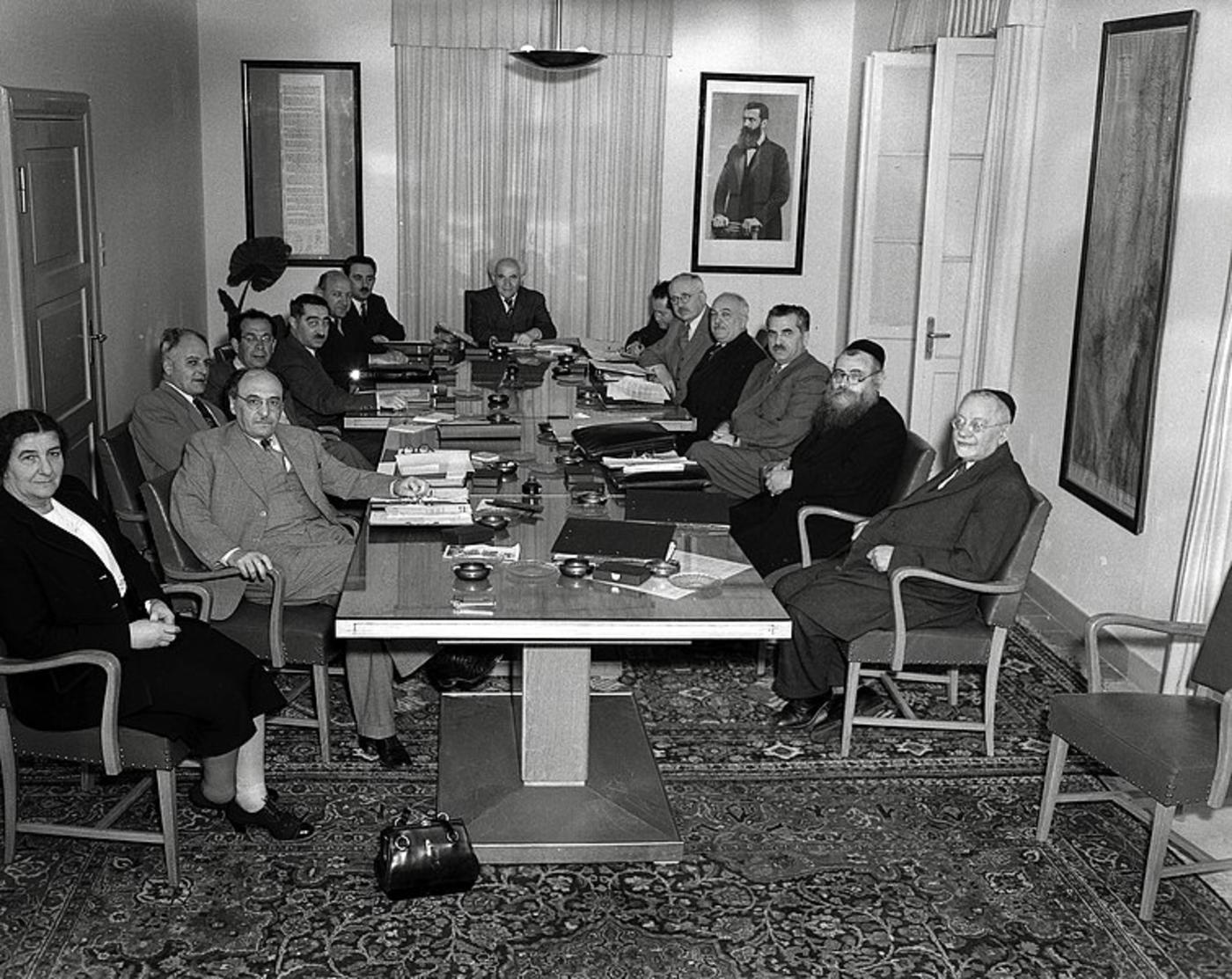 Moshe Sharett seen seated to the left of first Israeli Prime Minister David Ben-Gurion with the first Israeli government in 1949 (Wikicommons)