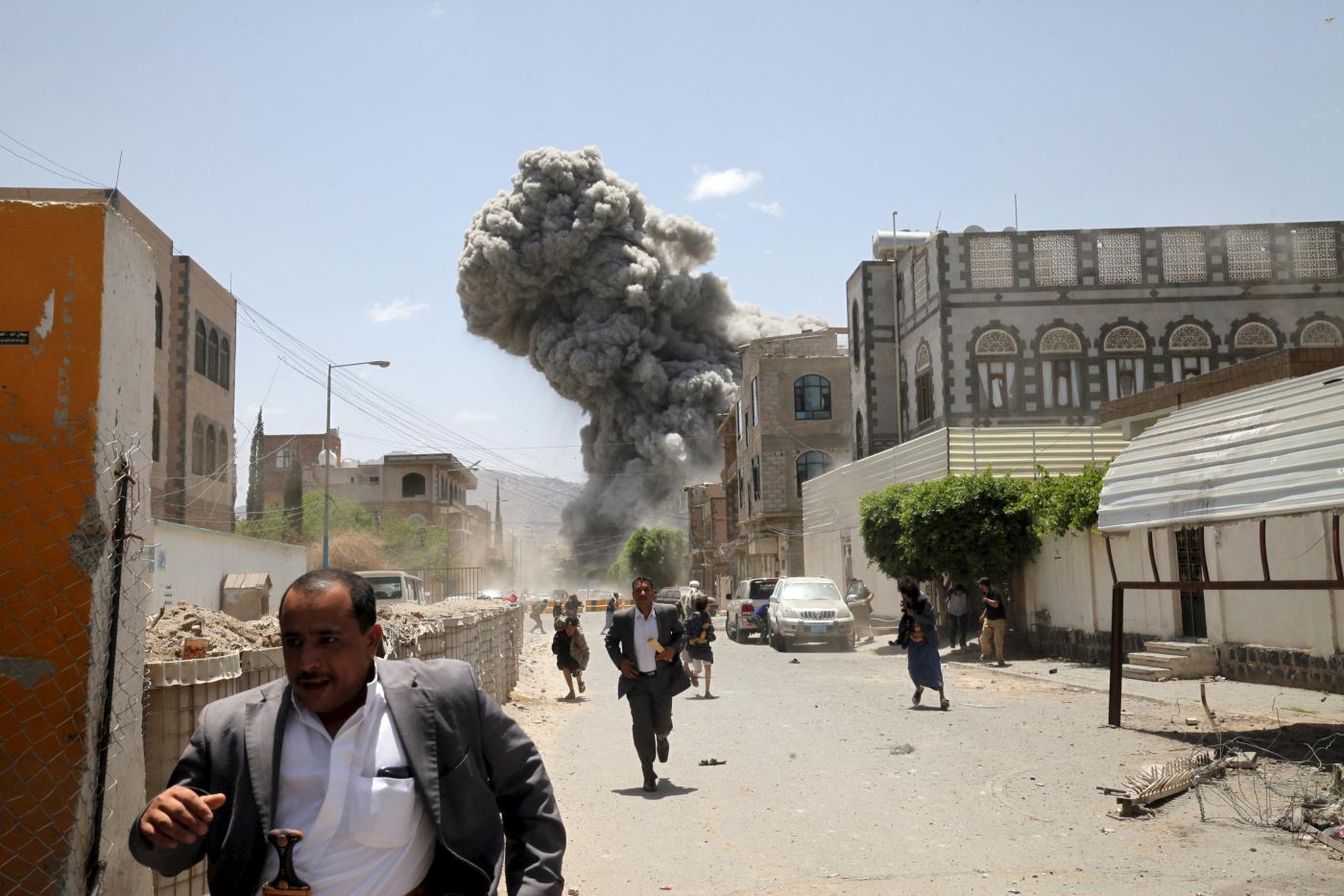 Air strikes hit Sanaa