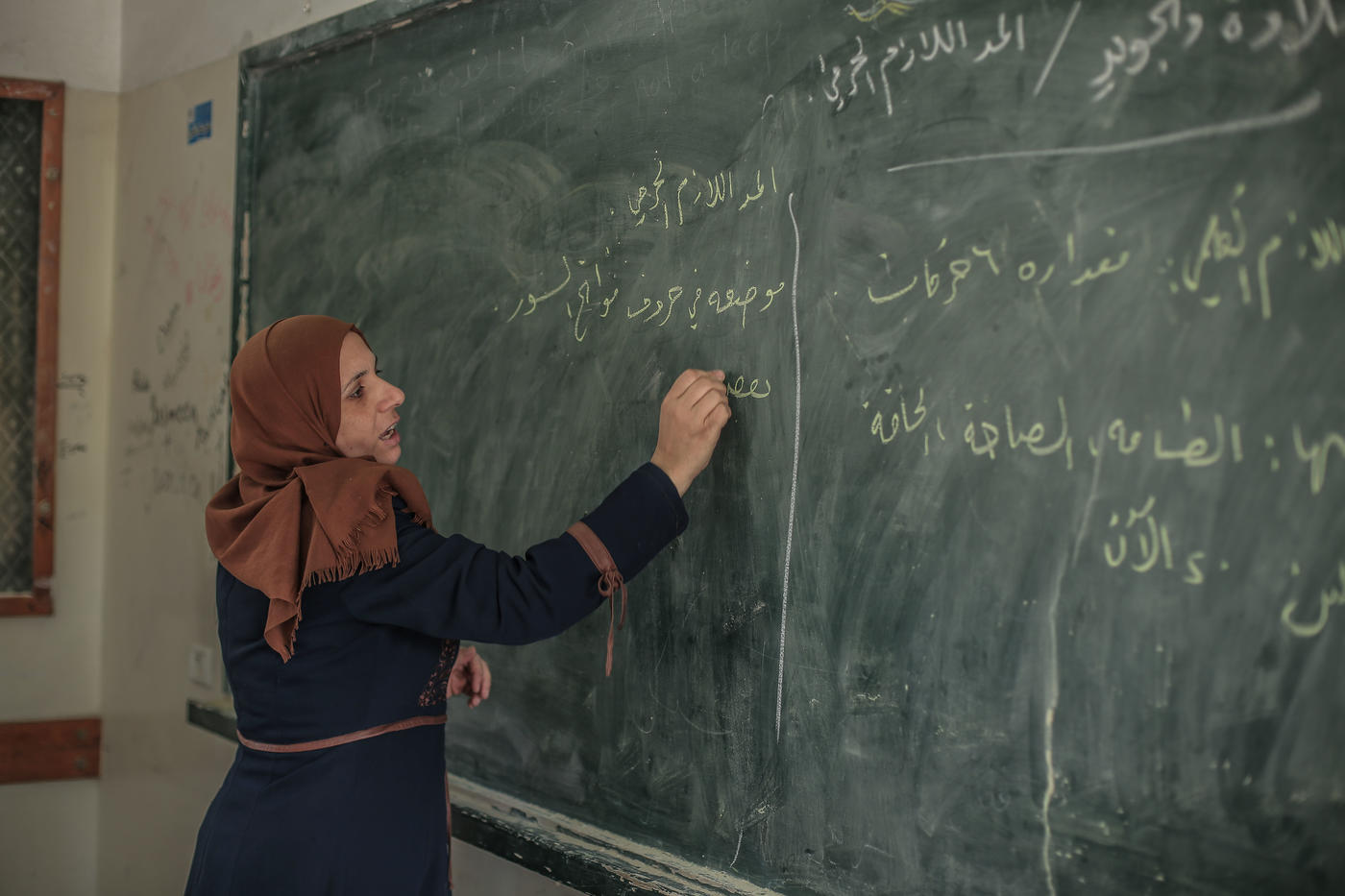 Basema al-Basous teaches a class of 50 students in Gaza City (Sanad Latefa/MEE)