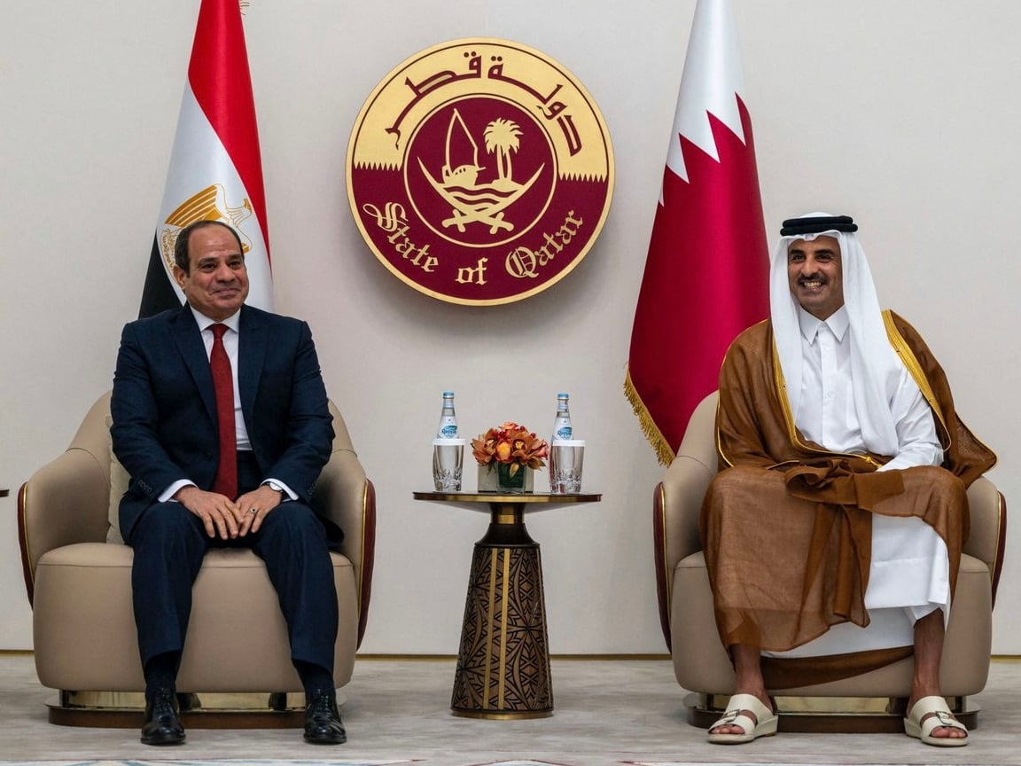 Qatar's emir, Sheikh Tamim bin Hamad al-Thani (R), meets with Egypt's President Abdel Fattah el-Sisi (L) in Doha, Qatar, on 13 September 2022 (Qatar News Agency)