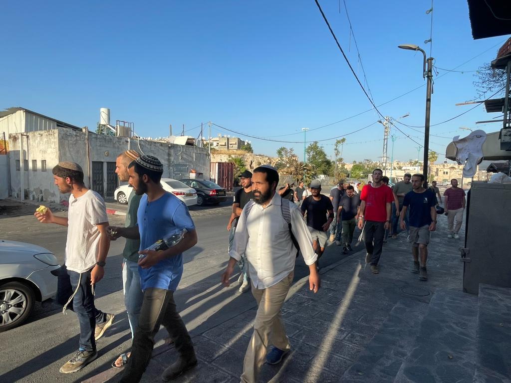 Israeli ultra-nationalists, some with weapons, patrol the streets of Lod 