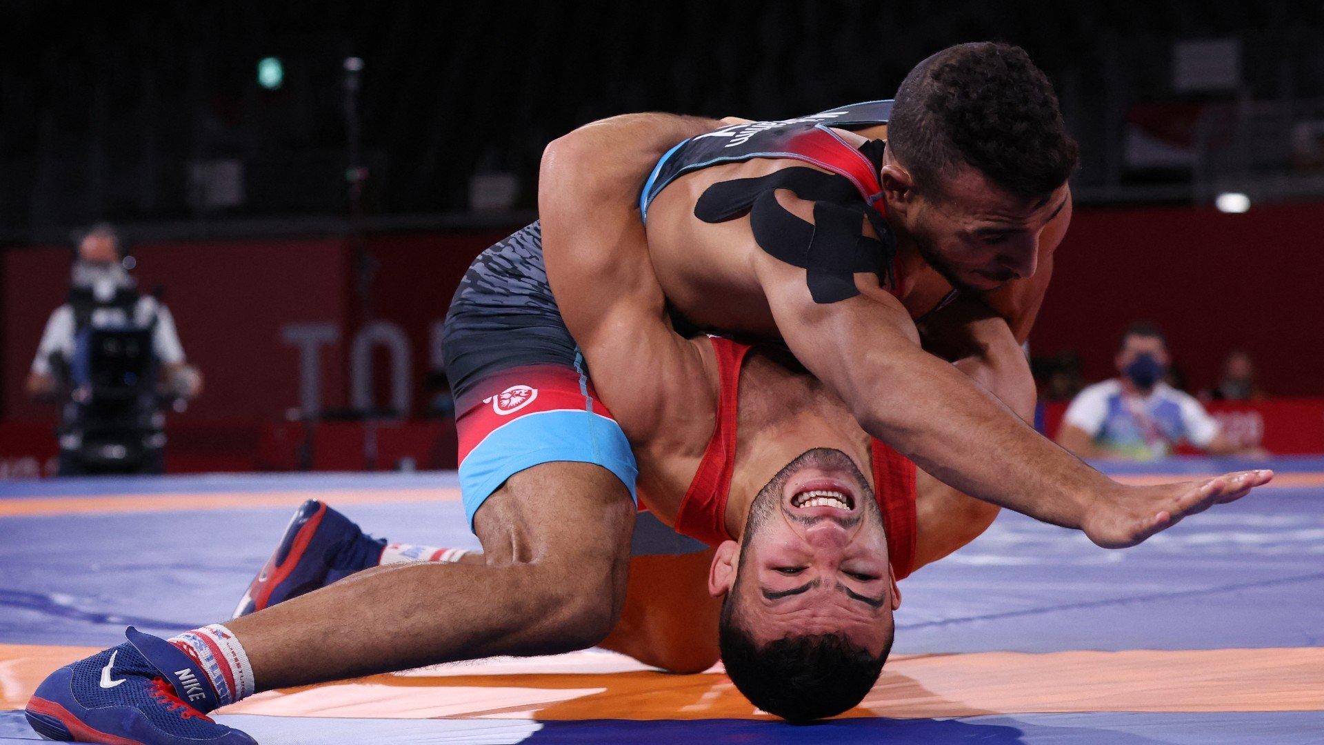 Ukraine's Parviz Nasibov (red) wrestles Egypt's Mohamed Ibrahim Elsayed in their semi-final match during the Tokyo 2020 Olympic Games (AFP)