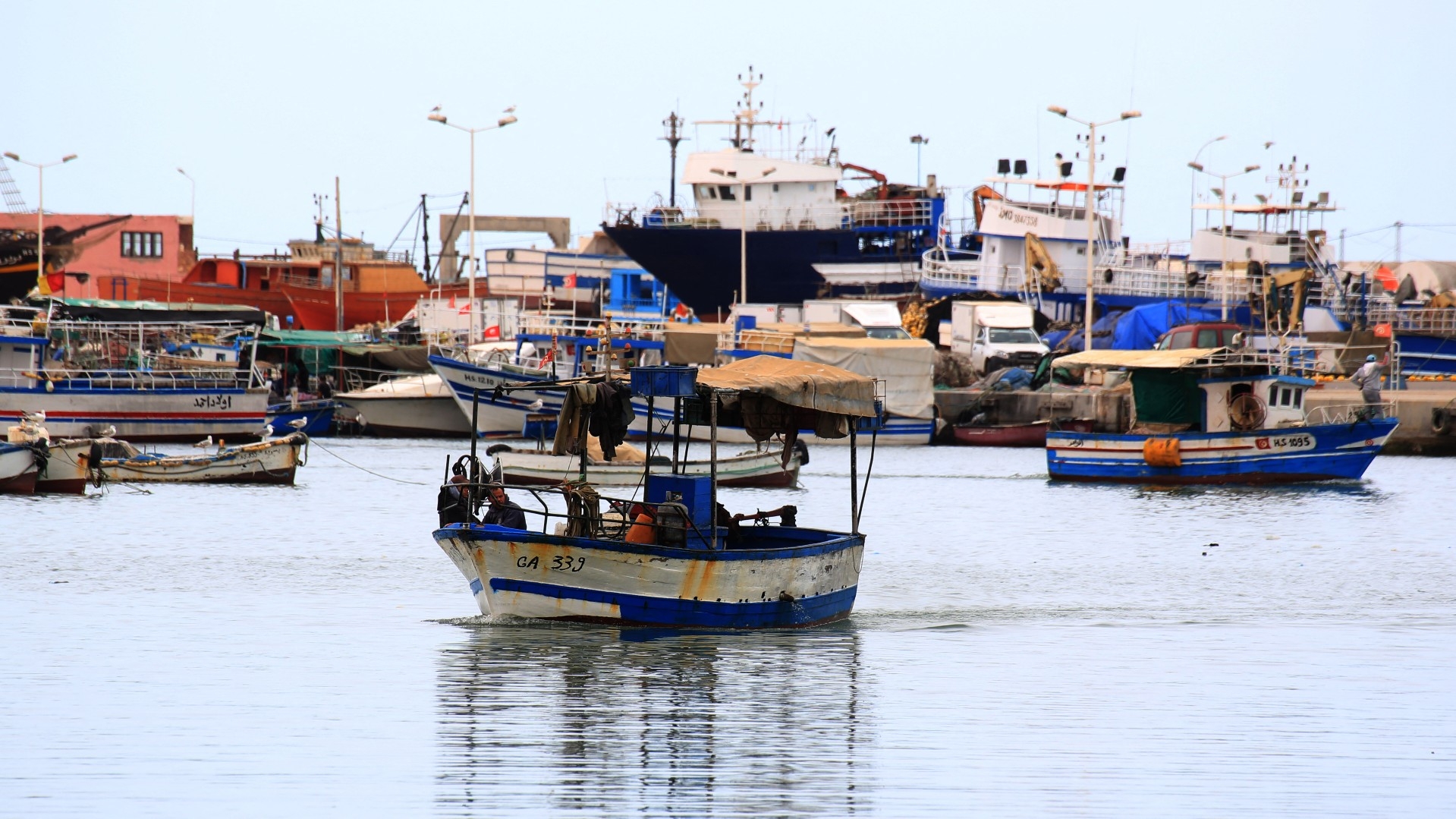 A Tunisian fishing boat arrives at the port of Zarzis in the southern coast of Tunisia on 21 May 2019 (AFP/File photo)