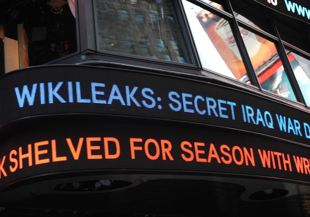 A news ticker headline about the release of 400,000 secret US documents about the war in Iraq on the WikiLeaks website October 22, 2010 seen in New York's Times Square. AFP PHOTO/Stan Honda